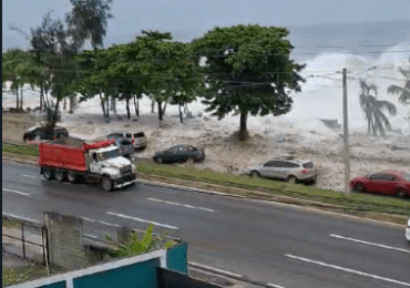 Las grandes olas de Beryl no impiden que los vehículos circulen por la avenida España