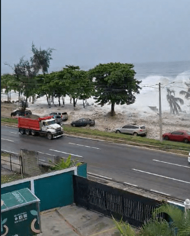 Las grandes olas de Beryl no impiden que los vehículos circulen por la avenida España