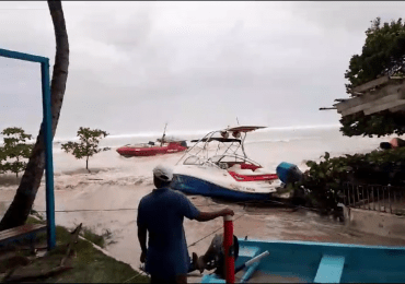 Calles de Boca Chica inundadas por impacto del Huracán Beryl