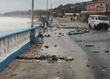 Huracán Beryl: Olas destruyen parte del malecón de Enriquillo