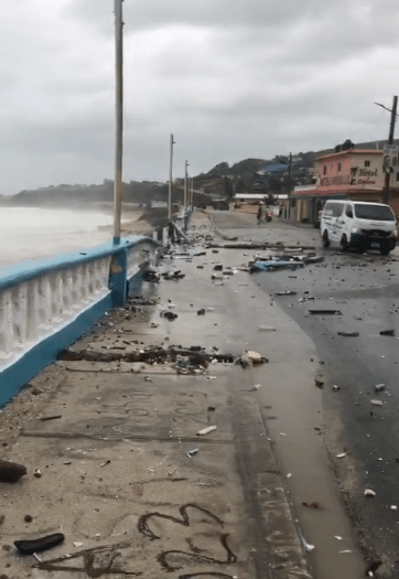 Huracán Beryl: Olas destruyen parte del malecón de Enriquillo