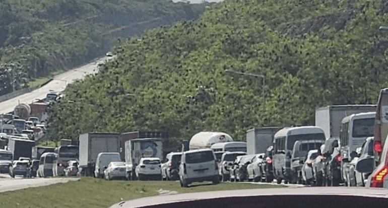 Accidente en la Autovía del Coral provoca tapón kilométrico