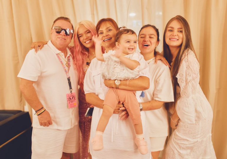 Karol G comparte foto con su familia: "Son mi felicidad, mi pilar"