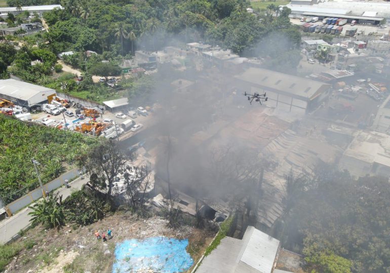 911 coordina asistencia de bomberos para sofocar incendio que afecta fábrica de fibras de vidrio en Los Alcarrizos