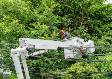 Edesur refuerza medidas en 19 circuitos eléctricos de Barahona, Pedernales, Neiba y Jimaní por huracán Beryl