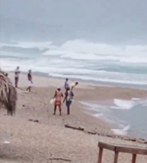 En Barahona ignoran las advertencias y acuden a la playa a ver las olas