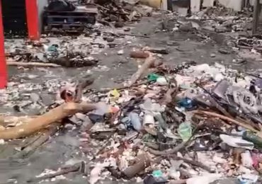 Comunitarios de la Playita de Manresa sacan escombros y basuras de sus casas luego de los efectos de Beryl