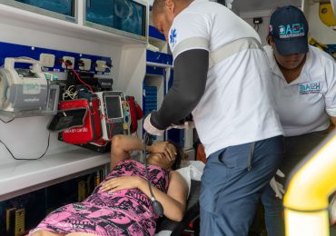 Rescatan con vida a una mujer que resbaló y cayó al mar Caribe