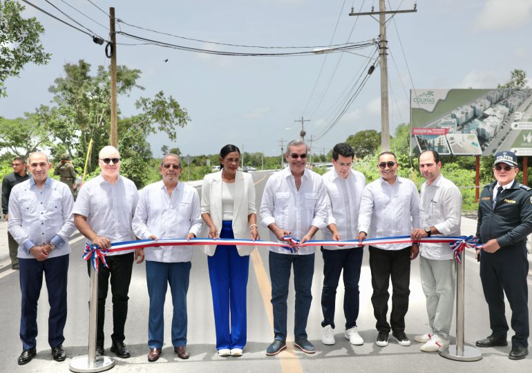 Presidente Abinader inaugura carretera, un puente y deja iniciados trabajos del centro correccional preventivo en La Altagracia