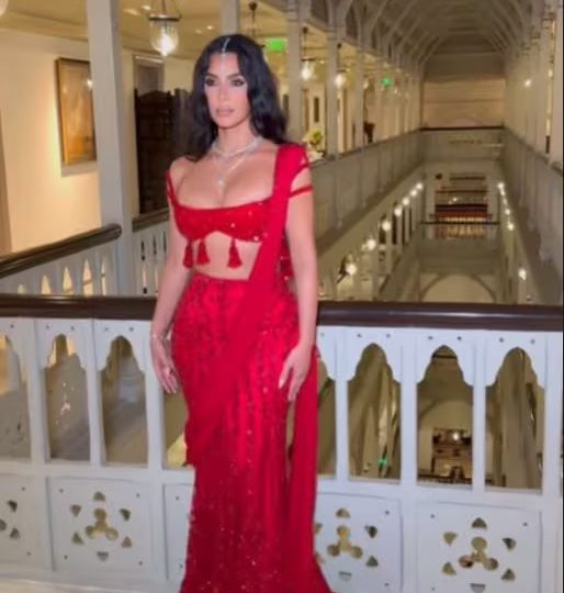 ¡El look de Kim Kardashian roba miradas en la boda del año en India!