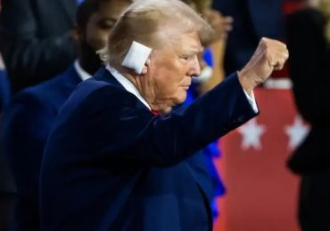 Trump regresa con oreja vendada en la convención republicana