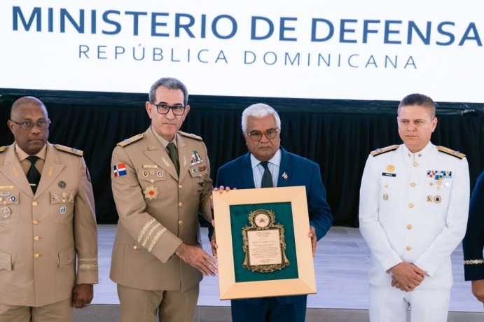 Ministerio Defensa reconoce aportes de Burgos Gómez a instituciones armadas