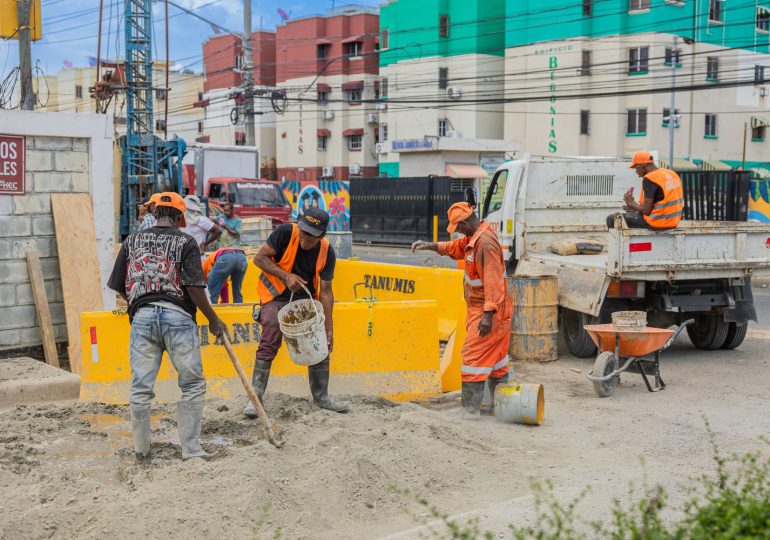 MOPC construye imbornales para corregir falla en drenaje de la avenida Isabel Aguiar