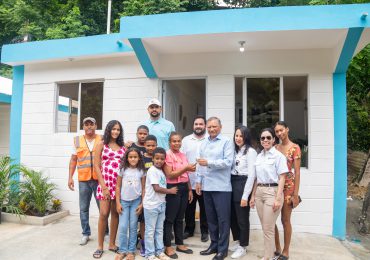 Fundación Refidomsa entrega casa amueblada a una madre que pidió ayuda al presidente Abinader tras inundaciones de noviembre