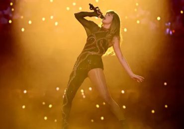 Taylor Swift reacciona con humor al romperse su piano en pleno concierto en Milán