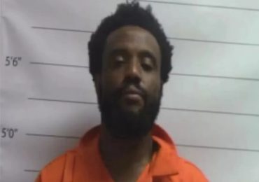 Hombre de Luisiana arrestado tras brutal ataque con motosierra: corta el brazo de su madre y hiere a dos oficiales de policía