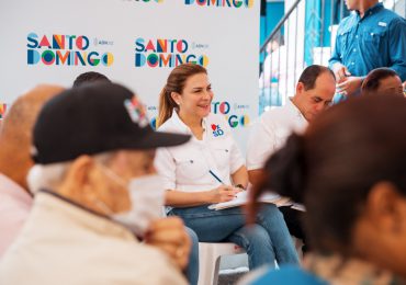 Alcaldesa Carolina Mejía escucha a comunitarios de San Miguel y lleva soluciones 