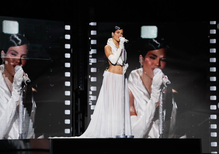 Natti Natasha le canta a Raphy Pina 'Quiéreme Menos' en Premios Juventud