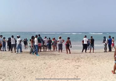 Rescatan naufragio en la playa de Guayacanes