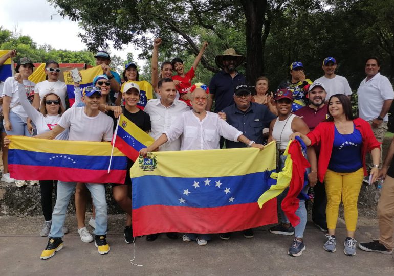 "Nicolás Maduro se va hoy del gobierno", aseguran venezolanos en RD