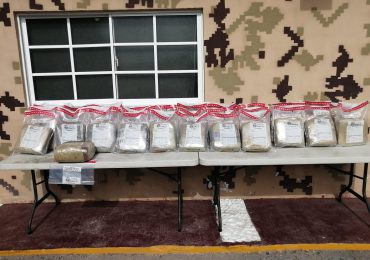 CESFRONT y DNCD ocupan 268 libras de marihuana en Pedernales camuflados en cama de camión