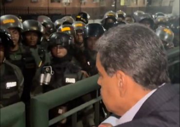 Maduro recorre las calles de Venezuela y asegura es "garante" de la paz