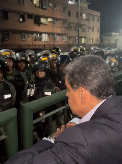 Maduro recorre las calles de Venezuela y asegura es "garante" de la paz