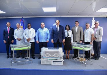 Ministerio de Salud entrega al SNS cunas e incubadoras para fortalecer la atención neonatal en los hospitales