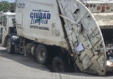 Camión del Ayuntamiento del DN cae en socavón en el sector La Castellana