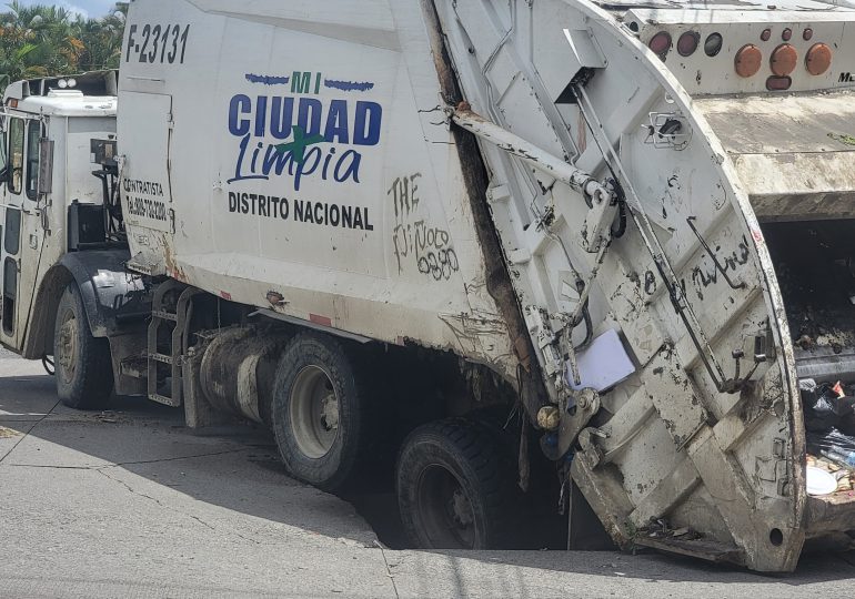 Camión del Ayuntamiento del DN cae en socavón en el sector La Castellana