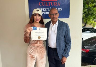 Amelia Alcántara recibe carnet de locutora de la Comisión Nacional de Espectáculos Públicos