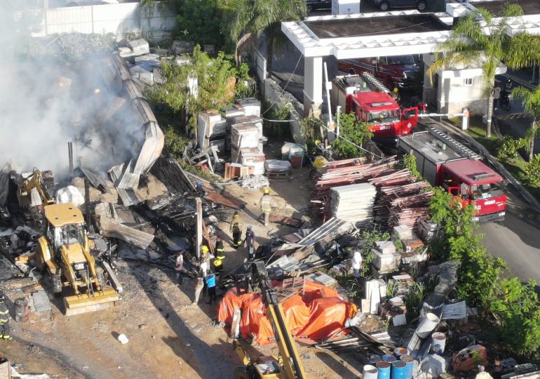 Sistema 911 da asistencia en incendio de almacén de constructora en Altos de Arroyo Hondo, DN