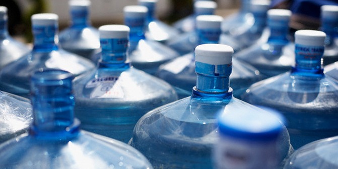 Pro Consumidor pondrá mano dura contra comercios que expongan botellones de agua al sol