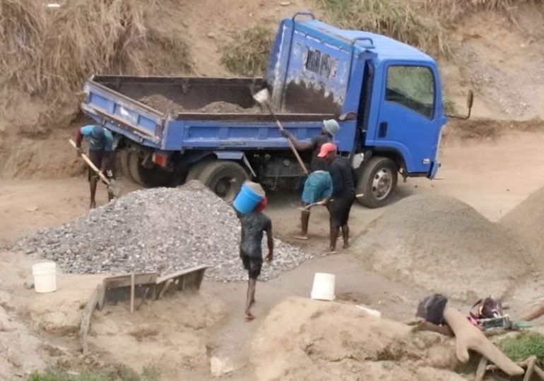 En camiones haitianos se llevan grandes cantidades de arena del Río Masacre