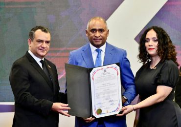 Julito Fulcar recibe certificado que lo acredita como senador por la provincia Peravia