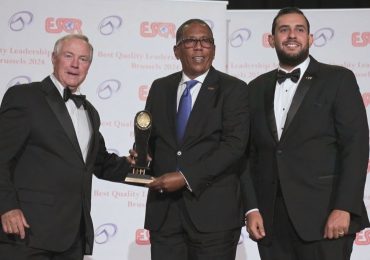 Director general de Comedores Económicos del Estado recibe Premio Internacional a la Calidad Best Quality Leadership Awards 2024