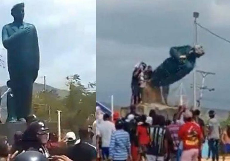 Derriban estatua de Chávez en protesta por resultados que dieron como vencedor a Maduro