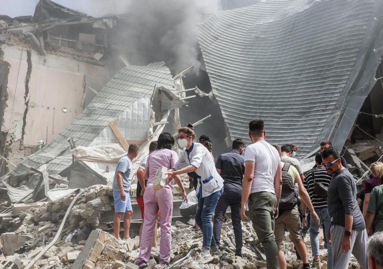 Bombardeos rusos dañan un hospital infantil y dejan al menos 20 muertos en Ucrania