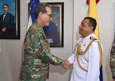 Ministro de Defensa condecora al Agregado Militar y Aéreo de la Embajada de Colombia