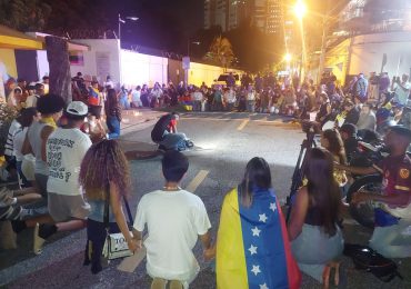 Venezolanos en RD expresan, entre lágrimas, su rechazo e indignación por presunta imposición de Nicolás Maduro