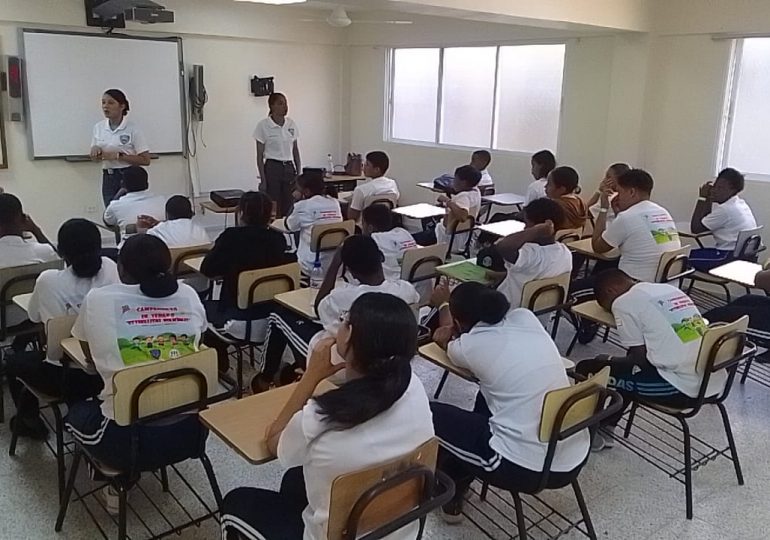 Imparten charla sobre "Bullying o Acoso Escolar" a participantes del campamento de verano Estrellitas Policiales en San Cristóbal