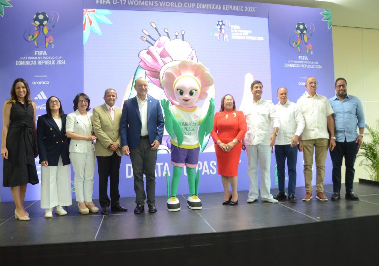 Santiago recibe por lo alto a Taní, la mascota del Mundial Femenino Sub-17