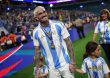 Familias de jugadores de la selección Argentina celebran el bicampeonato en la Copa América