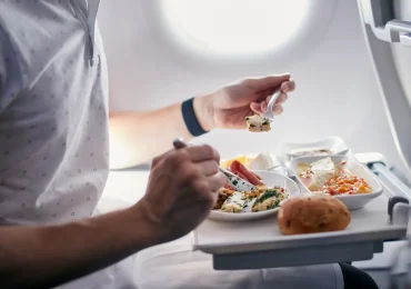 Vuelo de Delta aterriza de sorpresa en Nueva York por ofrecer comida en mal estado