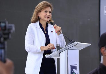 Vicepresidenta deja en funcionamiento dos obras de salud en Laguna Salada