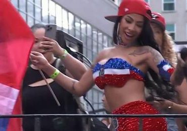 Yailin La Más Viral brilla con su carisma en la Parada Dominicana de Nueva York