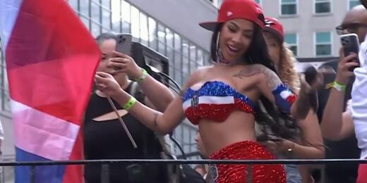 Yailin La Más Viral brilla con su carisma en la Parada Dominicana de Nueva York