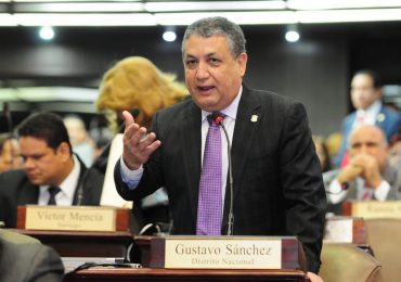 Gustavo Sánchez acusa a un grupo de diputados de poner cajas "provida" en las curules