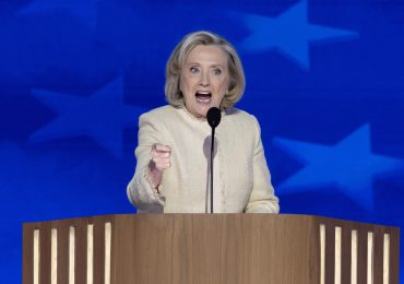 Hillary Clinton anima a Harris a romper el techo de cristal: "Este es nuestro momento"