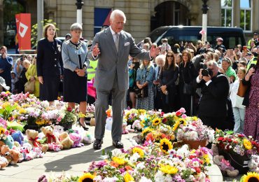 El rey Carlos III se reúne con supervivientes de puñaladas a niños que provocaron disturbios